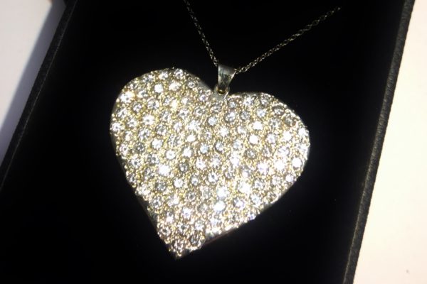De kunst van het diamant zetten Gouden hart micropavé