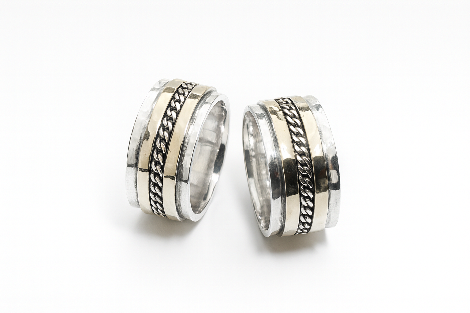 Trouwringen roterend in wit en geel goud