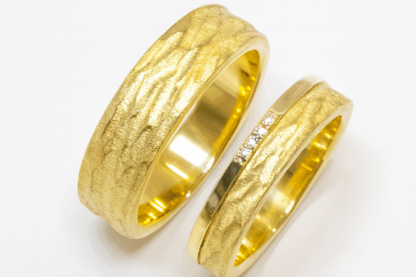 Gouden trouwringen met diamant