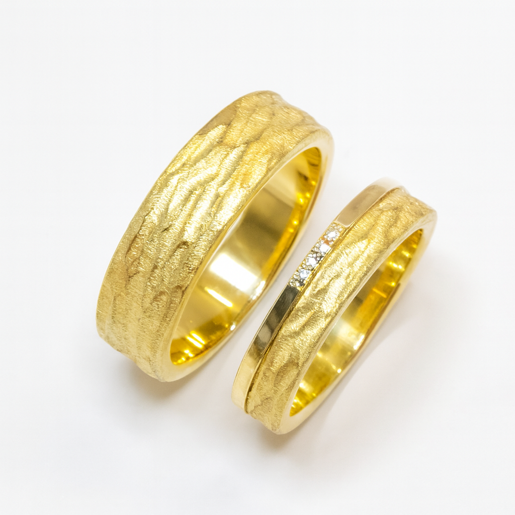 Gouden trouwringen met diamant