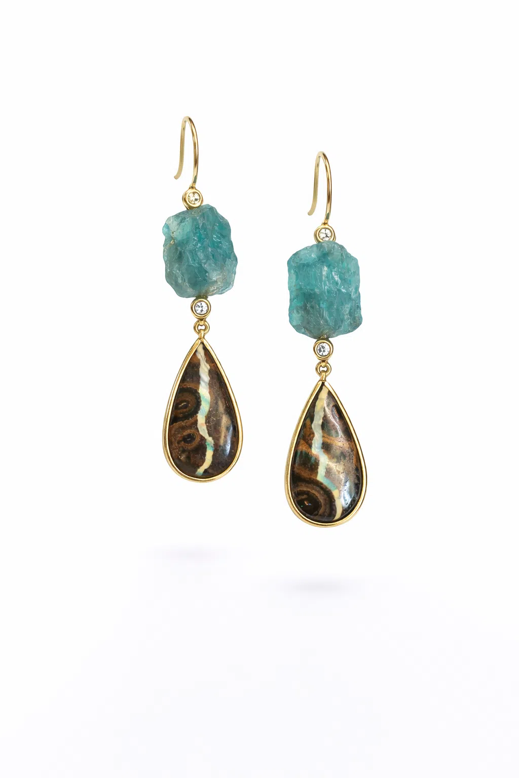 Exclusieve gouden oorbellen met boulderopaal