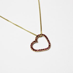 Open hart van goud met robijntjes