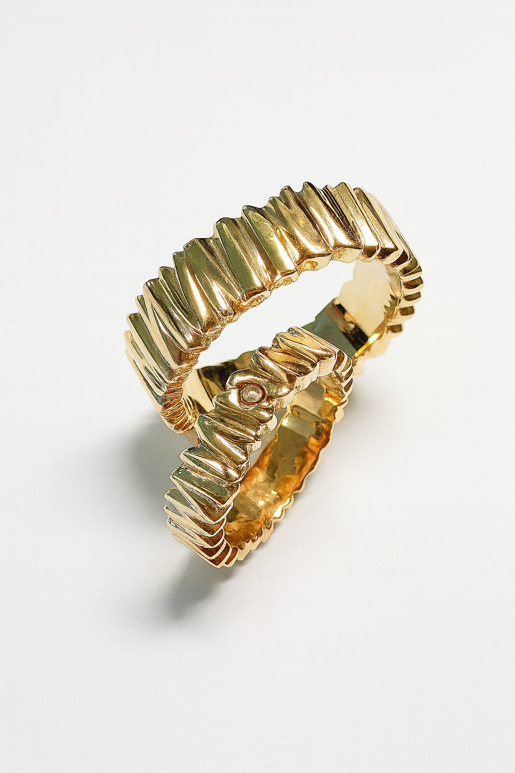 Trouwringen Solid rock luxe met steen