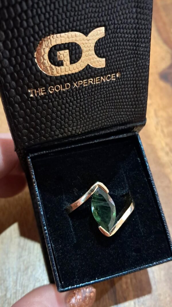 Gouden ring met grote saffier
