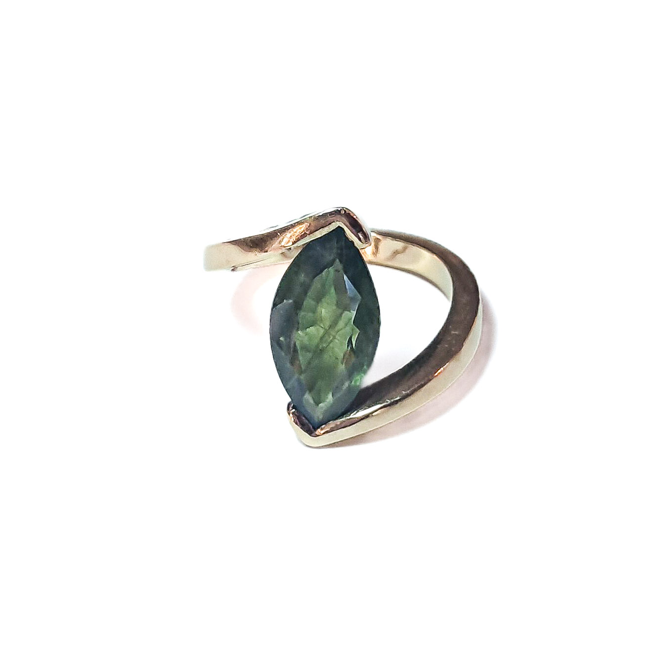 Gouden ring met grote saffier, ambachtelijk vervaardigd. Klemzetting met balans tussen vloeiende en strakke lijnen voor een tijdloos en elegant ontwerp.