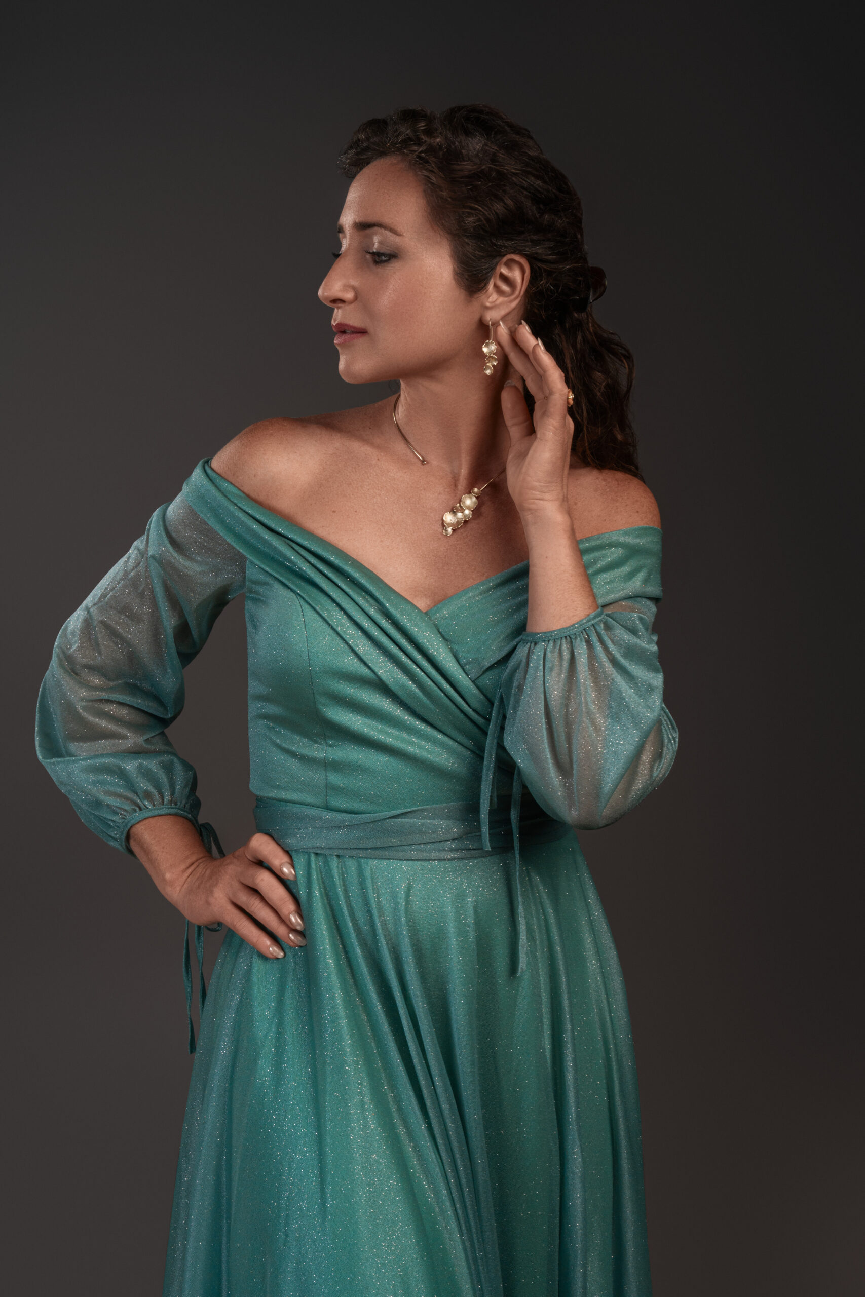 Collier en oorbel oorsieraad Firenze op model en maker Charlotte