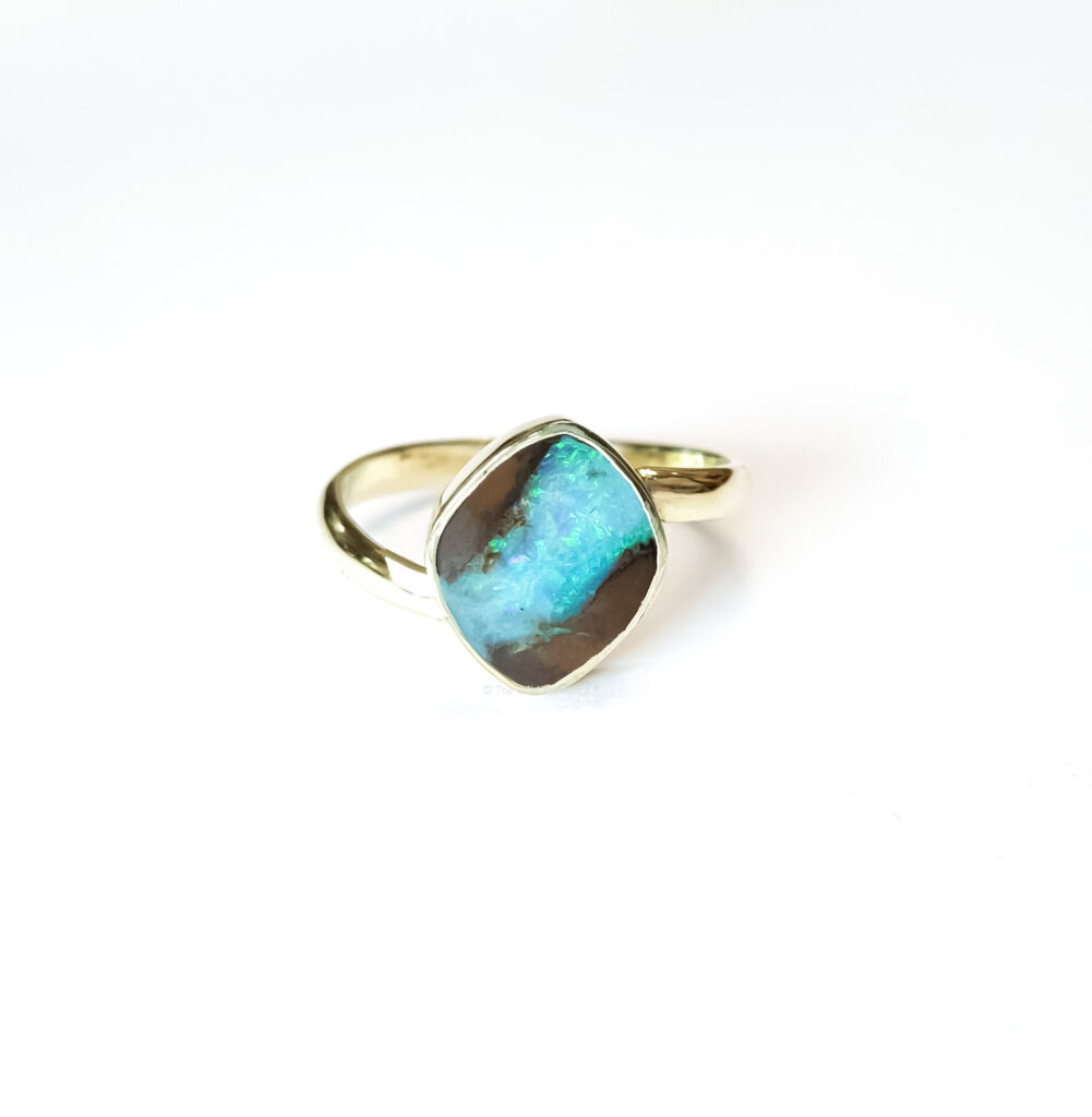 Ring gold opal boulder