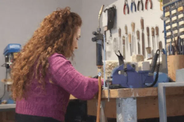 Charlotte Vogel Juwelen is verhuisd van Baarn naar Werkendam. Het atelier is volledig operationeel en werkt aan handgemaakte trouwringen en maatwerk. Een nieuw hoofdstuk met vertrouwd vakmanschap.