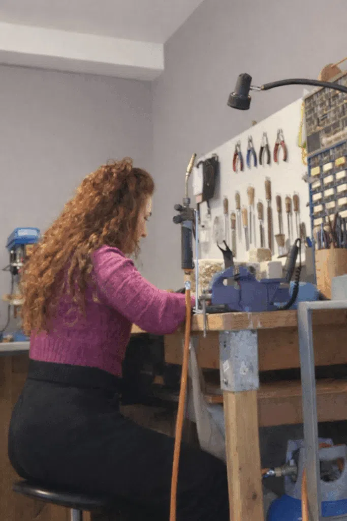 Charlotte Vogel Juwelen is verhuisd van Baarn naar Werkendam. Het atelier is volledig operationeel en werkt aan handgemaakte trouwringen en maatwerk. Een nieuw hoofdstuk met vertrouwd vakmanschap.