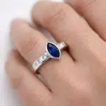 witgouden ring met saffier en diamant