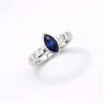 witgouden ring met saffier en diamant