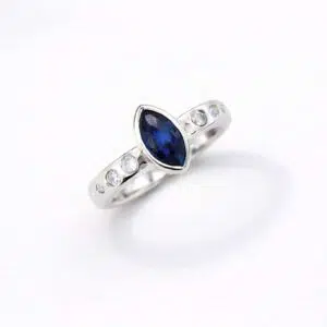 Weißgoldring mit Saphir und Diamant