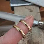 Hoogglans polijsten geeft het goud van de trouwringen een diepe, warme glans