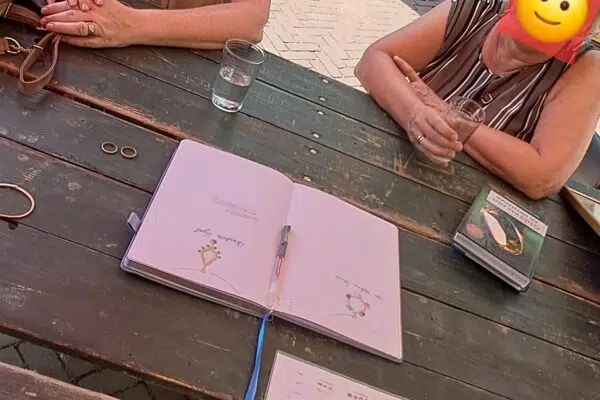 ontwerpgesprek sieraad op maat op braderie Altena