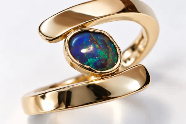 Gouden ring met blauwe opaal